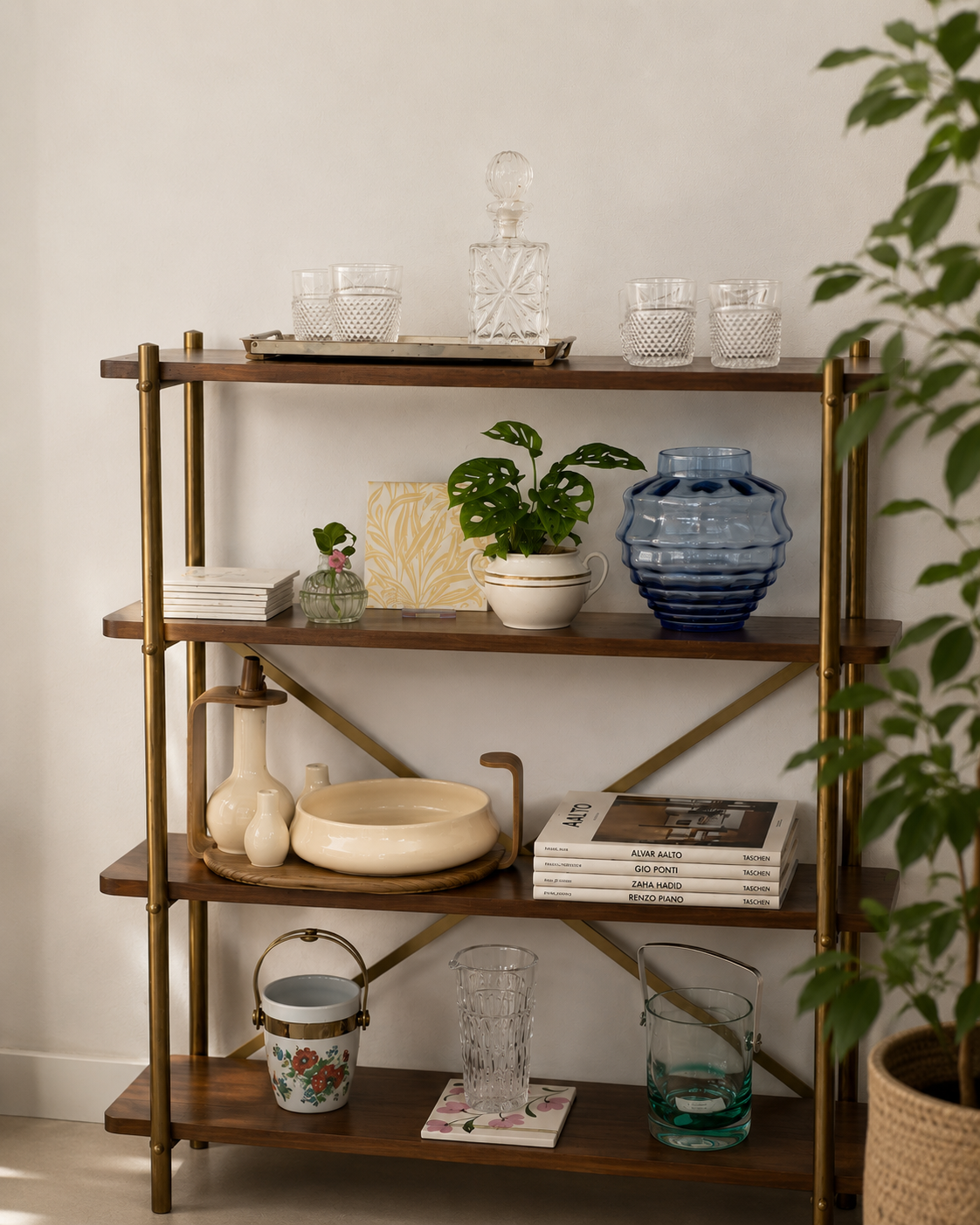 Servizio da tè con vasi decorativi